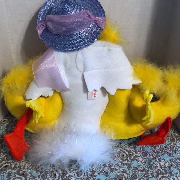 Annalee Mama duck with her three little chicks - Picture 7 of 10